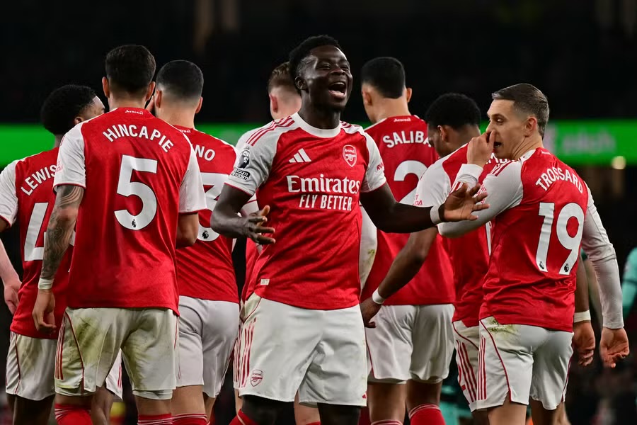 Underwhelming Arsenal beat Wolves thanks to lucky last-minute winner